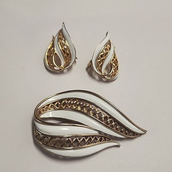 VINTAGE Gold Tone With White Brooch and Clip On Earrings Set - Picture 1 of 8
